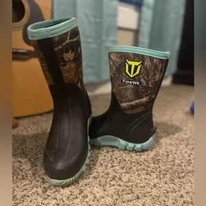 TideWe hunting/rainboots size 6 like new